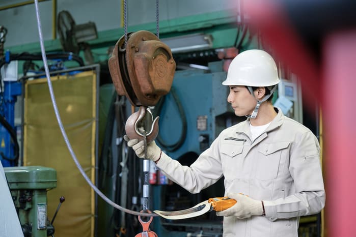 玉掛け作業をする男性