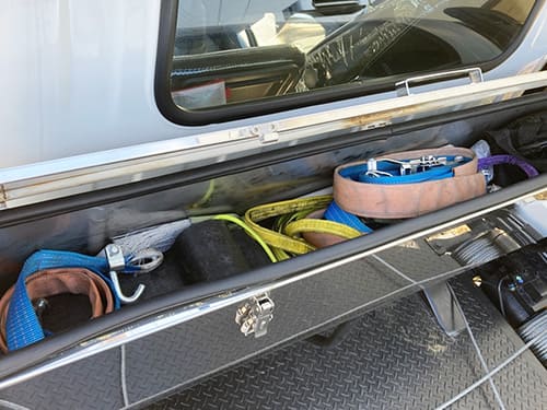 トラックのキャブに取り付けられた工具箱