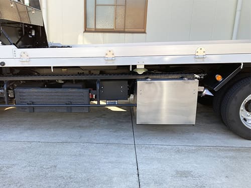 トラックのシャーシに取り付けられた工具箱
