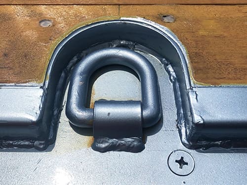 トラックの荷台に付けたロープフック