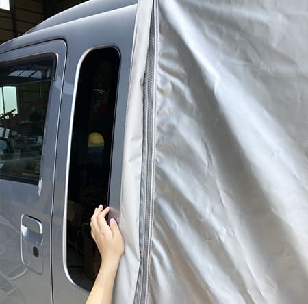 幌鉄骨の外側へシートをかぶせる
