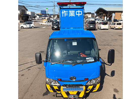 作業中看板を出したレッカー車