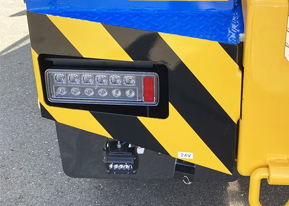 レッカー車の後方照射用ランプ