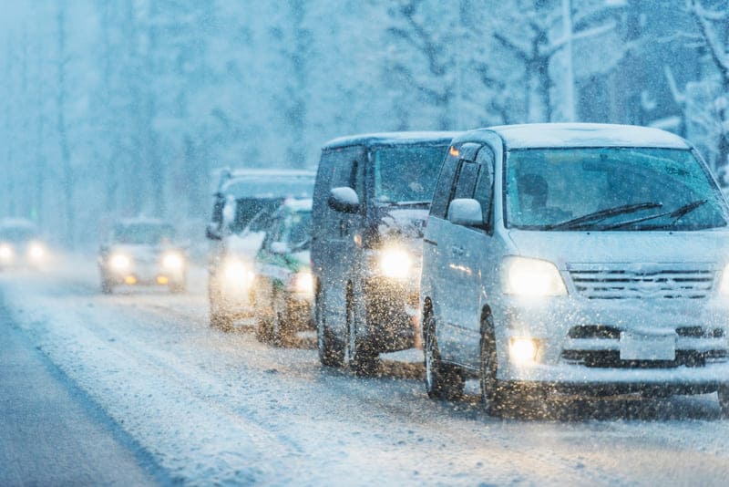 雪道を走る車
