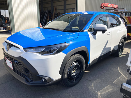 斜めから見たJAFレッカー車SUV