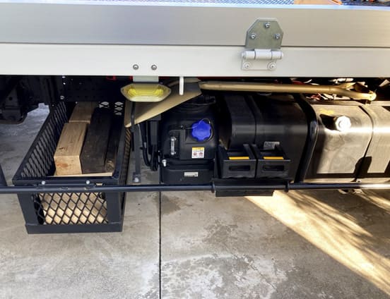 荷台下へ取り付けた工具箱