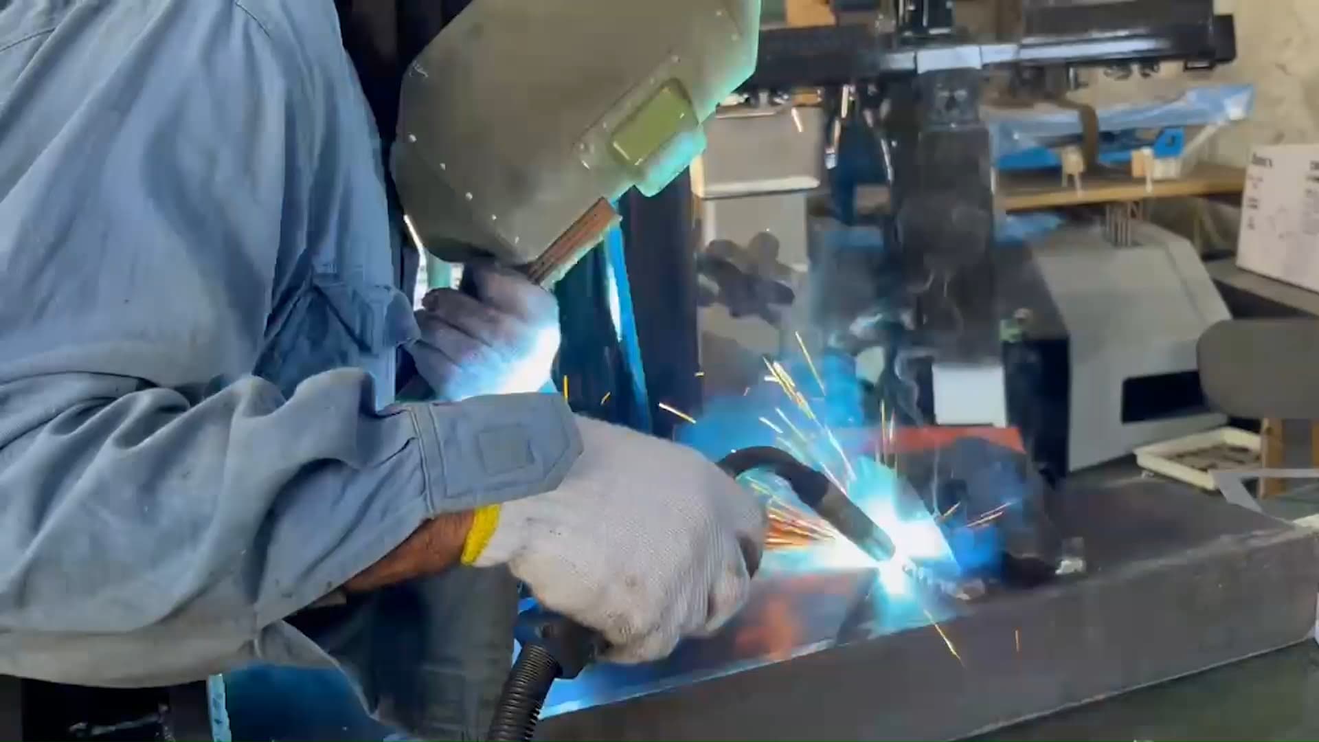 水上クレーンサービスが手掛ける様々な作業シーン